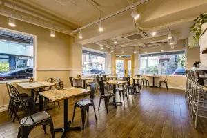 베이지톤 인더스트리얼 감성의 브런치 레스토랑